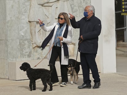 El primer ministro, António Costa, y su esposa, Fernanda Tadeu, pasean a sus perros por Lisboa el día de las elecciones anticipadas.