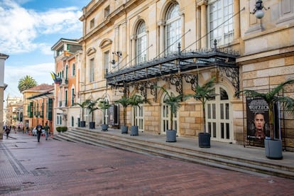 Entrada principal del teatro Colón de Bogotá.