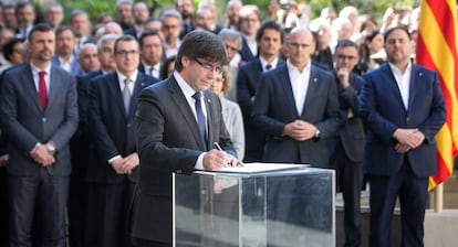 Carles Puigdemont firma el manifiesto de compromiso de convocatoria y celebracion del referendum