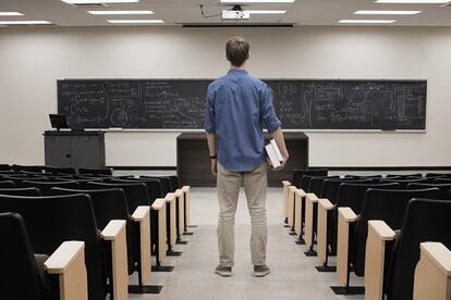 Un estudiante de pie en una clase en la universidad