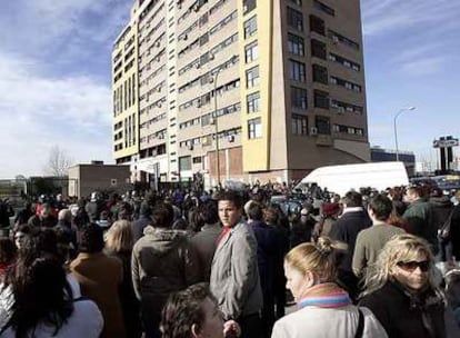 Vecinos de Valdebernardo, junto al edificio donde tenía su domicilio Érika Ortiz, tras conocer la noticia de su fallecimiento.