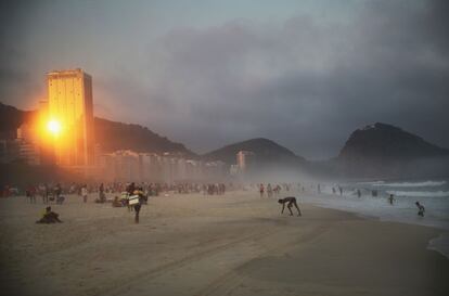 Atardecer en la playa de Copacabana, Río de Janeiro, Brasil.