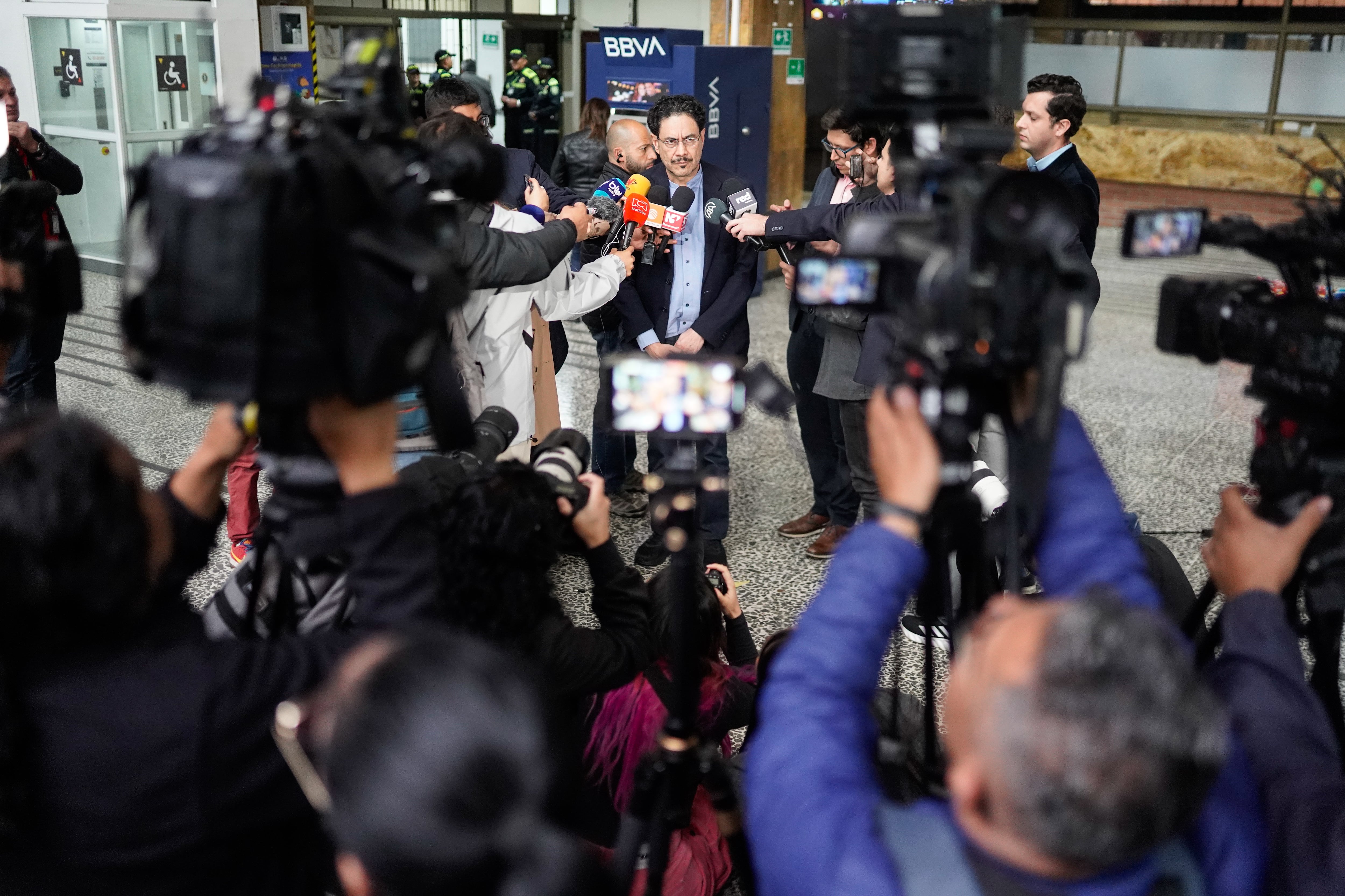 El senador Iván Cepeda al finalizar la audiencia contra Álvaro Uribe, el 8 de julio de 2025 en el Complejo Judicial de Paloquemao.