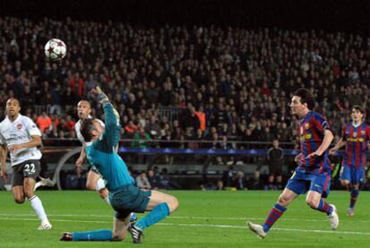 Messi marca el tercer gol de vaselina