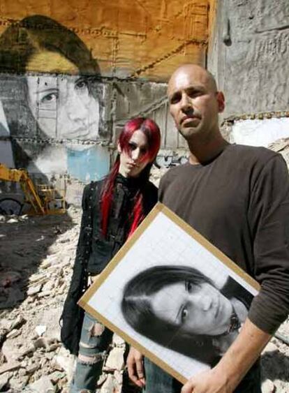 El pintor Jorge Rodríguez, a la derecha, junto a David González, que le ha servido como modelo.