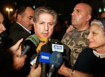 El ex presidente Amin Gemayel, padre de Pierre, comparece ante la prensa en la puerte del hospital de Beirut donde fue atendido su hijo.