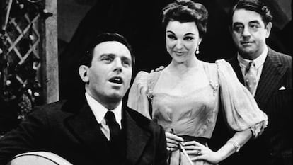 Theodore Bikel cantando en el musical de Broadway 'The Sound of Music'.