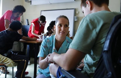 La enfermera Jessica Olmos atiende a los ni&ntilde;os en el colegio de Par&aacute;lisis Cerebral Infantil de Cruz Roja.