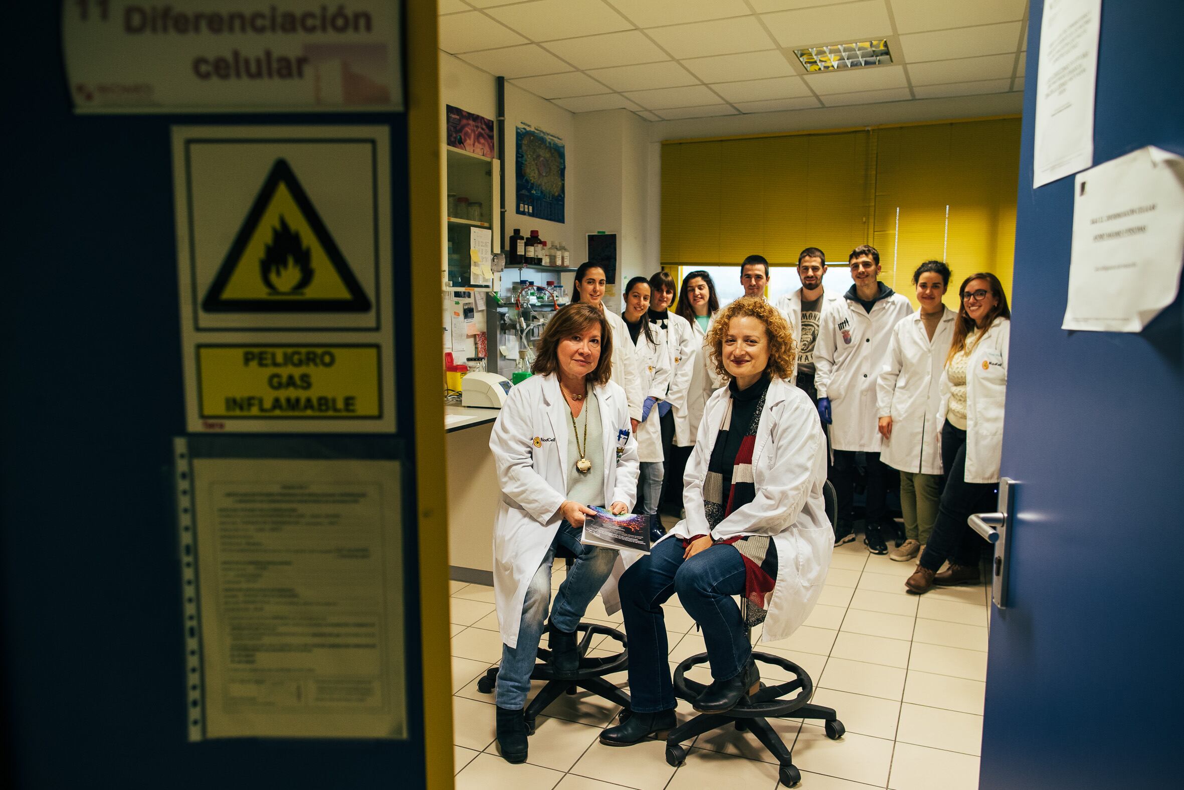 Las profesoras Carmen Marín y Margarita Marqués, en primer término, este jueves junto a miembros del equipo de investigación en biotecnología en el que estuvo Sara García. 