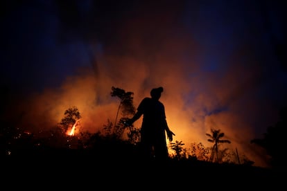 Un fuego arde para servir de barrera contra la propagación de un incendio en un tramo de la selva del Amazonas en Apui, el 11 de agosto de 2020.