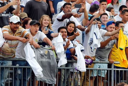 Fans del Real Madrid piden autógrafos antes del comienzo del partido entre el Real Madrid y el París Saint-Germain.