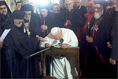 El papa Juan Pablo II lee su discurso ayer en la iglesia ortodoxa de Quneitra, situado en los Altos del Golán, en Siria.