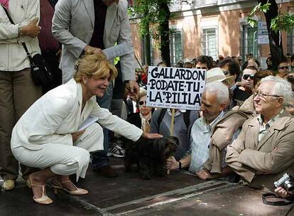 La baronesa Thyssen, durante la protesta contra la tala de árboles en Madrid el 6 de mayo de 2006.