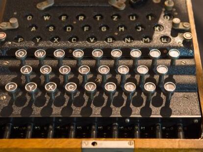 M&aacute;quina de c&oacute;digo Enigma, del tipo que us&oacute; Turing en la Segunda Guerra Mundial.