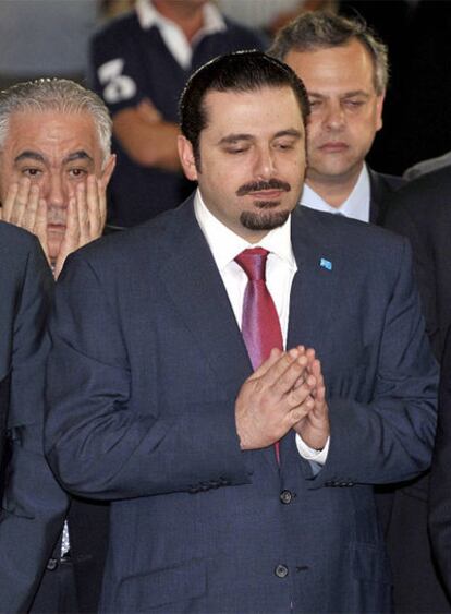 Saad Hariri reza ante la tumba de su padre ayer en Beirut.