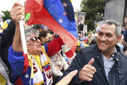 Wilmer Guaidó, padre de Juan Guaidó, en la manifestación convocada en Santa Cruz de Tenerife (España), donde reside.