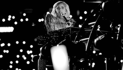 Lady Gaga, diumenge durant la seva actuació a la Super Bowl.