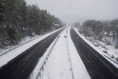 El puerto de la Mora en la carretera A-92 a la altura de Huetor Santillán, cortada al tráfico en ambos sentidos, a consecuencia del temporal de nieve.