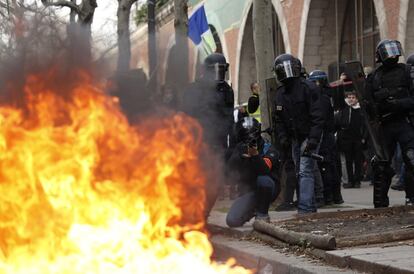 En la imagen, las fuerzas de seguridad francesas se enfrentan a los manifestantes en París.