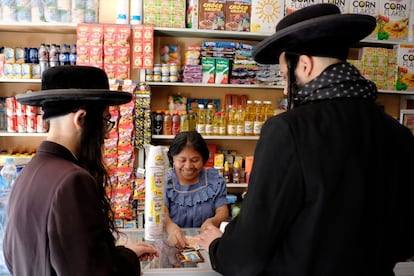 Dos hombres de Lev Tahor compran en una tienda de San Juan La Laguna (Guatemala), en agosto de 2014.