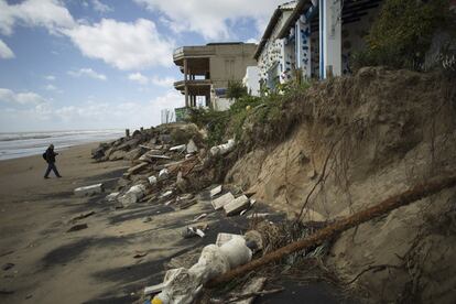 Destrozos por el temporal de una de las casas cercanas a la playa de la localidad onubense de La Antilla.