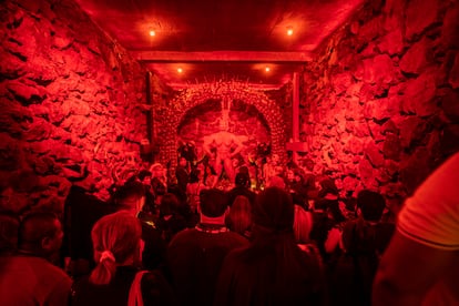 Ceremonia privada para brujos en la cueva del demonio. 