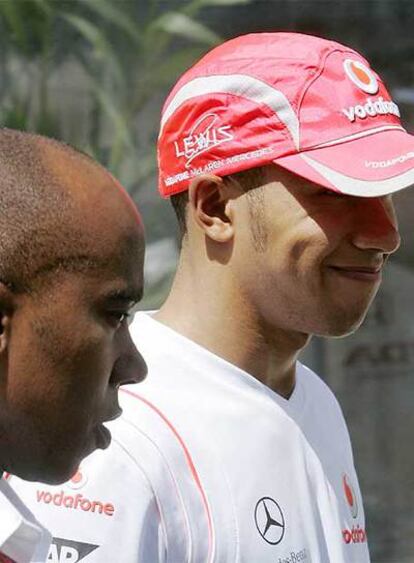 Lewis Hamilton pasea junto a su padre.