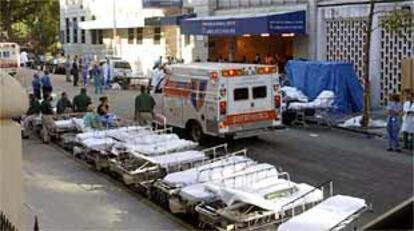 Camillas preparadas para el traslado de los heridos en la puerta de urgencias del hospital Beth Israel.