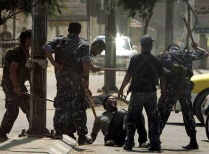 Miembros de la policía de Hamás apalean a un simpatizante de Al Fatah durante los graves disturbios ocurridos el 31 de agosto de 2007 en la franja de Gaza.