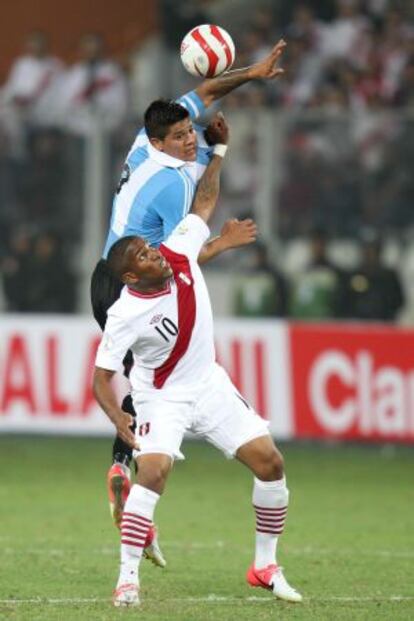 Farfan disputa la pelota con Marcos Rojo