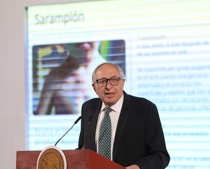 David Kershenobich informa sobre la situación del sarampión en México durante una Mañanera del pasado mes de marzo.