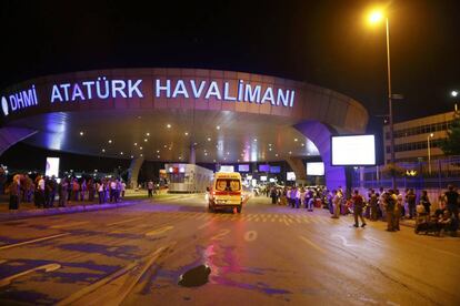 Ambulancias llegan al aeropuerto Internacional Atatürk de Estambul, tras producirse la explosión.