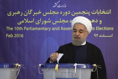 El presidente Hasan Rohaní ejerce su derecho al voto en Teherán.