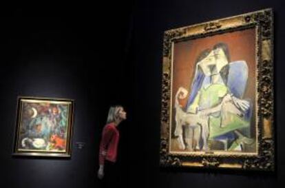 Una empleada de la casa de subastas Christie's observa la pintura "Femme au chien" (1962), del pintor espa?ol Pablo Picasso, expuesto en la sede de Christie's en Londres (Reino Unido) el pasado mes de junio. EFE/Archivo