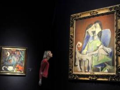 Una empleada de la casa de subastas Christie's observa la pintura "Femme au chien" (1962), del pintor español Pablo Picasso, expuesto en la sede de Christie's en Londres (Reino Unido) el pasado mes de junio. EFE/Archivo