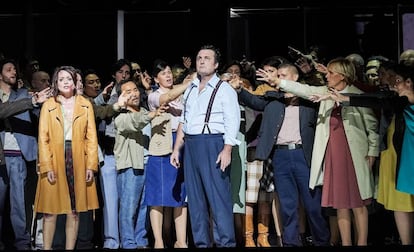 El barítono Ludovic Tézier junto al Coro de la Ópera Nacional de París durante la representación de 'Simon Boccanegra’.