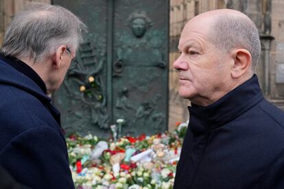 El canciller alemán, Olaf Scholz (a la derecha), durante su visita al mercado navideño, este sábado.
