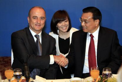 El ministro de Industria, Miguel Sebastián, junto al viceprimer ministro chino, Li Keqiang, esta mañana al inicio de la reunión empresarial entre delegaciones de los dos países en Madrid.