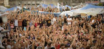 Asamblea en Sol para decidir si se levanta o no el campamento.