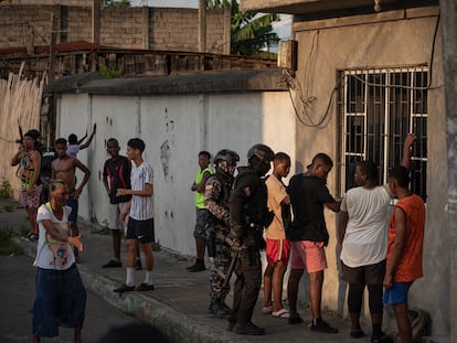 Agentes de la policía y militares durante un operativo en los barrios Isla Piedad y Santa Martha, en Esmeraldas, Ecuador, en abril del 2023.