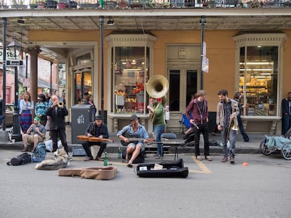 Músicos callejeros tocando en Royal Street, en el centro histórico de Nueva Orleans.