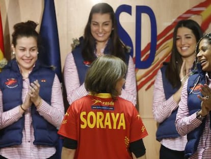 Soraya S&aacute;enz de Santamar&iacute;a, con la camiseta de la selecci&oacute;n.