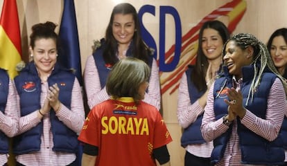 Soraya S&aacute;enz de Santamar&iacute;a, con la camiseta de la selecci&oacute;n.