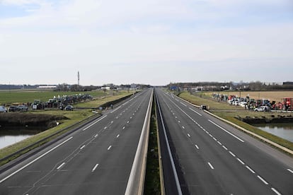 Autopista A4 vacía poco antes de su bloqueo por agricultores franceses cerca de Jossigny, al este de París.
