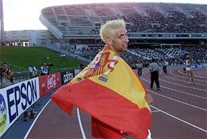 Antonio Reina, enfundado en la bandera de España, tras su triunfo en los 800 metros.