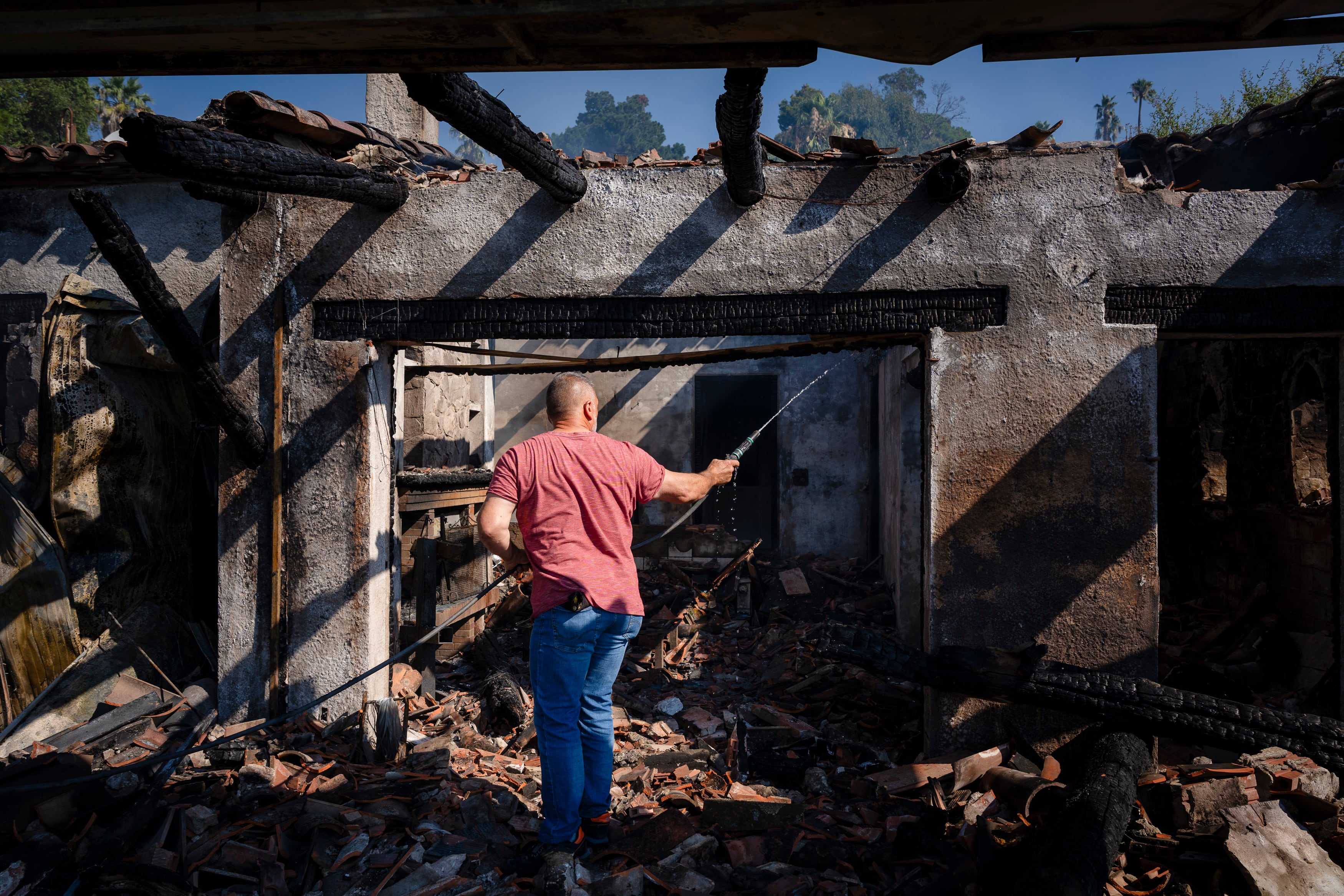 El fuego de Les Gavarres alcanza casas de una urbanización de Calonge, en la Costa Brava