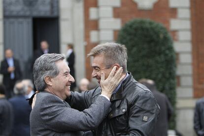 Los presentadores Iñaki Gabilondo (izquierda) y Carles Francino se saludan minutos antes de la recepción que el alcalde de Barcelona, Jordi Hereu, ha ofrecido a los ganadores.