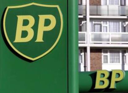 Una fotografía de archivo fechada el 13 de febrero de 2001 que muestra el antiguo logo de la compañía británica BP en Londres, Reino Unido. EFE/Archivo