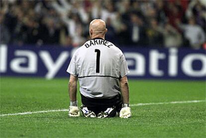 Barthez, el guardameta del Manchester, tras recibir uno de los goles del Madrid.