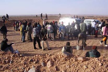 Un grupo de inmigrantes en El Aouina-Souatar, cerca de la frontera con Argelia.